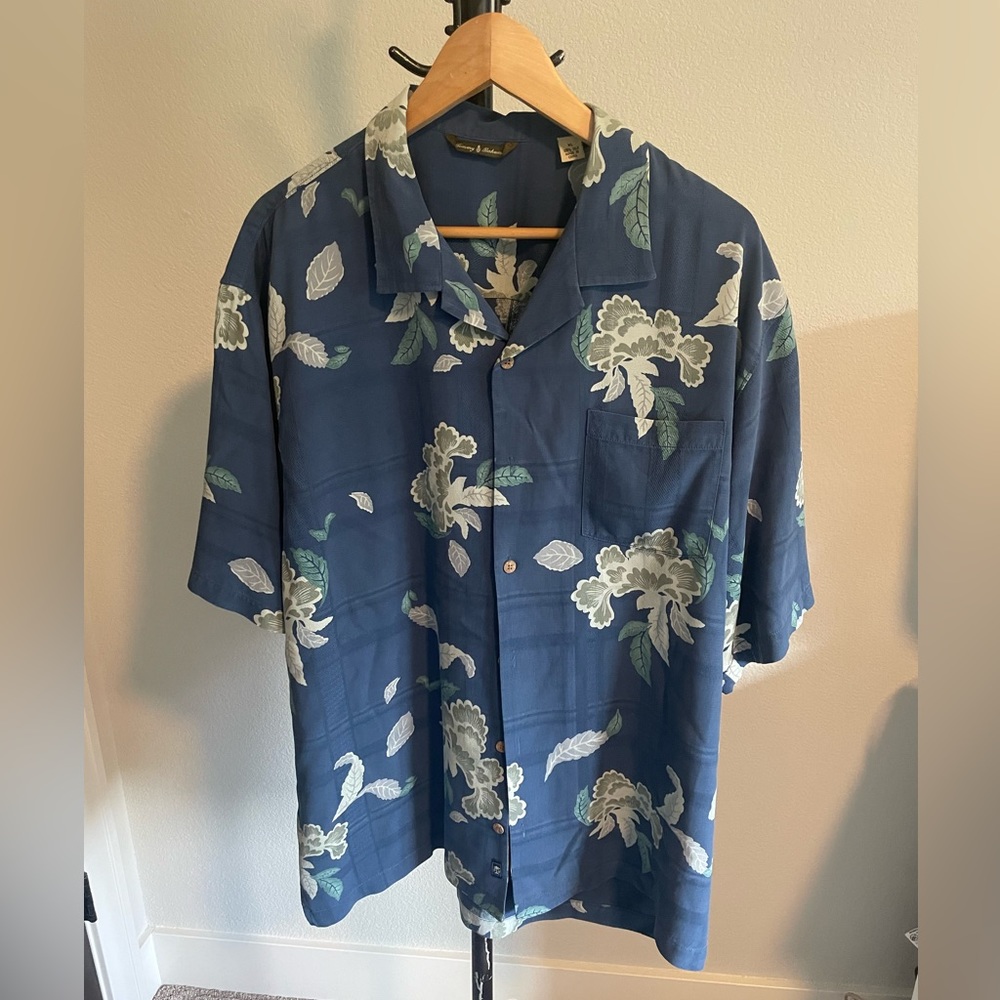 Tommy Bahama - Blue 100% silk short sleeve button down shirt. Size XL